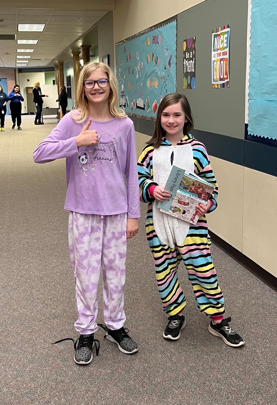 Students at Lake Shore Elementary gets books at the library for Read Across America 2023.