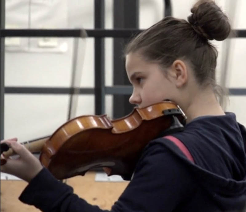 Student playing the violin.